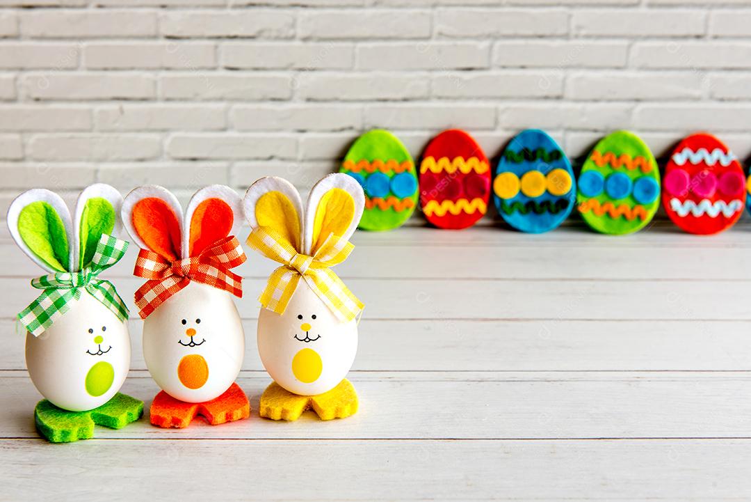 Conceito de páscoa, ovos de páscoa em fundo de páscoa.