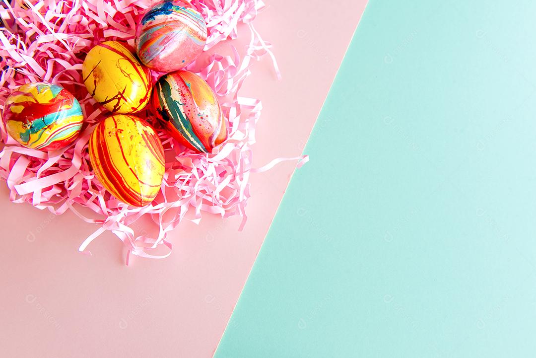 Conceito de páscoa, ovos de páscoa na vista superior de fundo verde e rosa