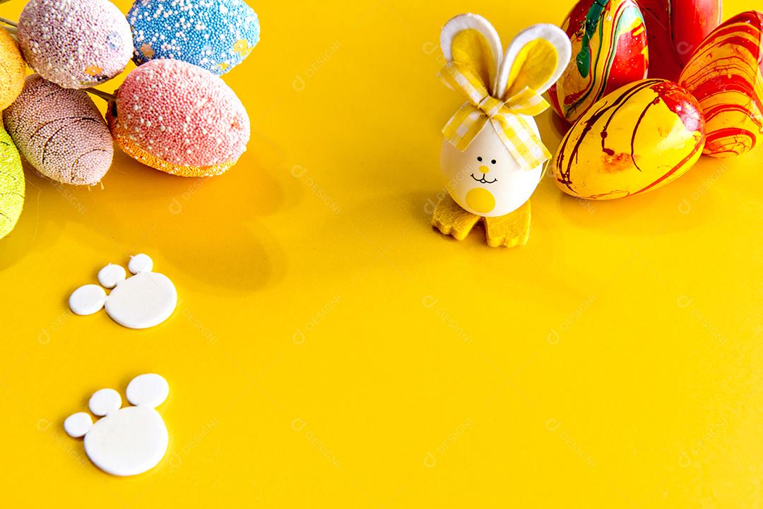 Conceito de páscoa, ovos de páscoa em fundo amarelo.