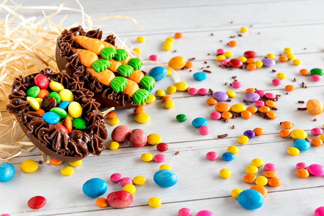 Ovos de Páscoa cheios de chocolate em um fundo colorido com confete