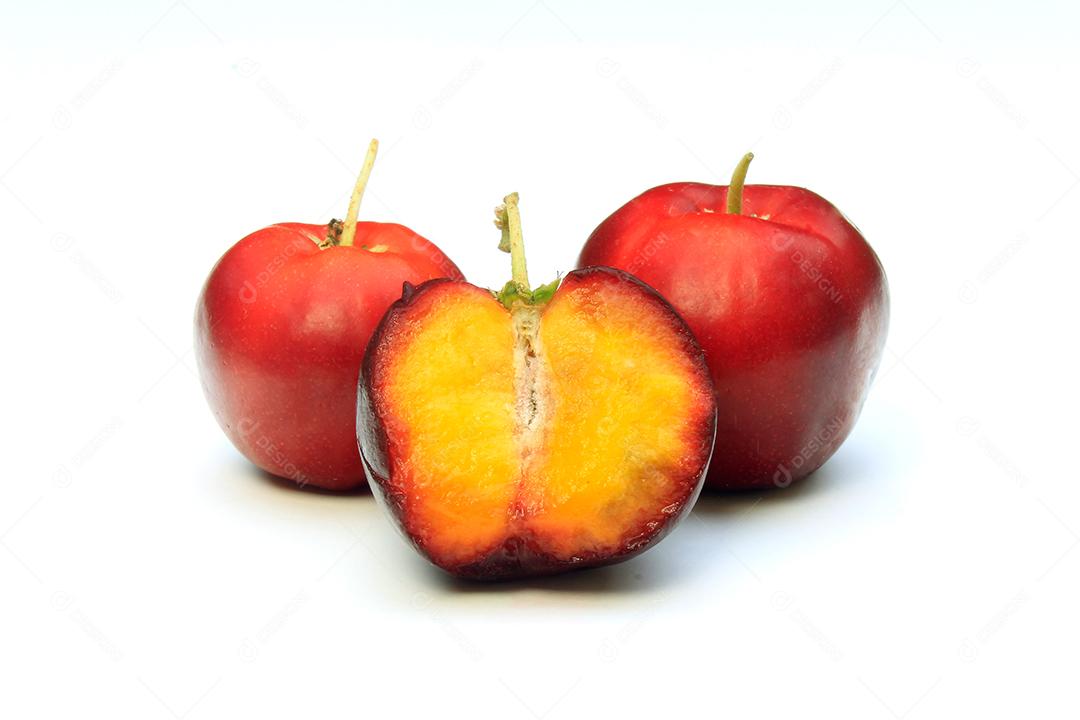 Acerolas orgânicas frescas, inteiras e fatiadas, isoladas no fundo branco com traçado de recorte. Frutas antioxidantes