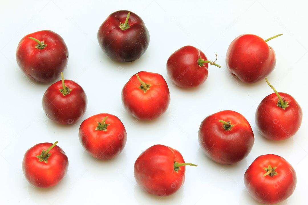 grupo de Acerola orgânico fresco, isolado no fundo branco com traçado de recorte. Frutas antioxidantes