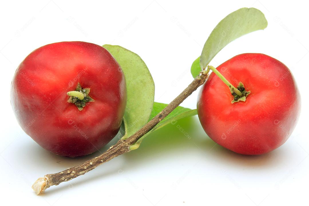 dois de acerola orgânica fresca com folhas verdes, isoladas no fundo branco com traçado de recorte. Frutas antioxidantes