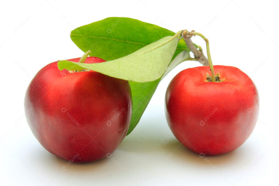 dois de acerola orgânica fresca com folhas verdes, isoladas no fundo branco com traçado de recorte. Frutas antioxidantes