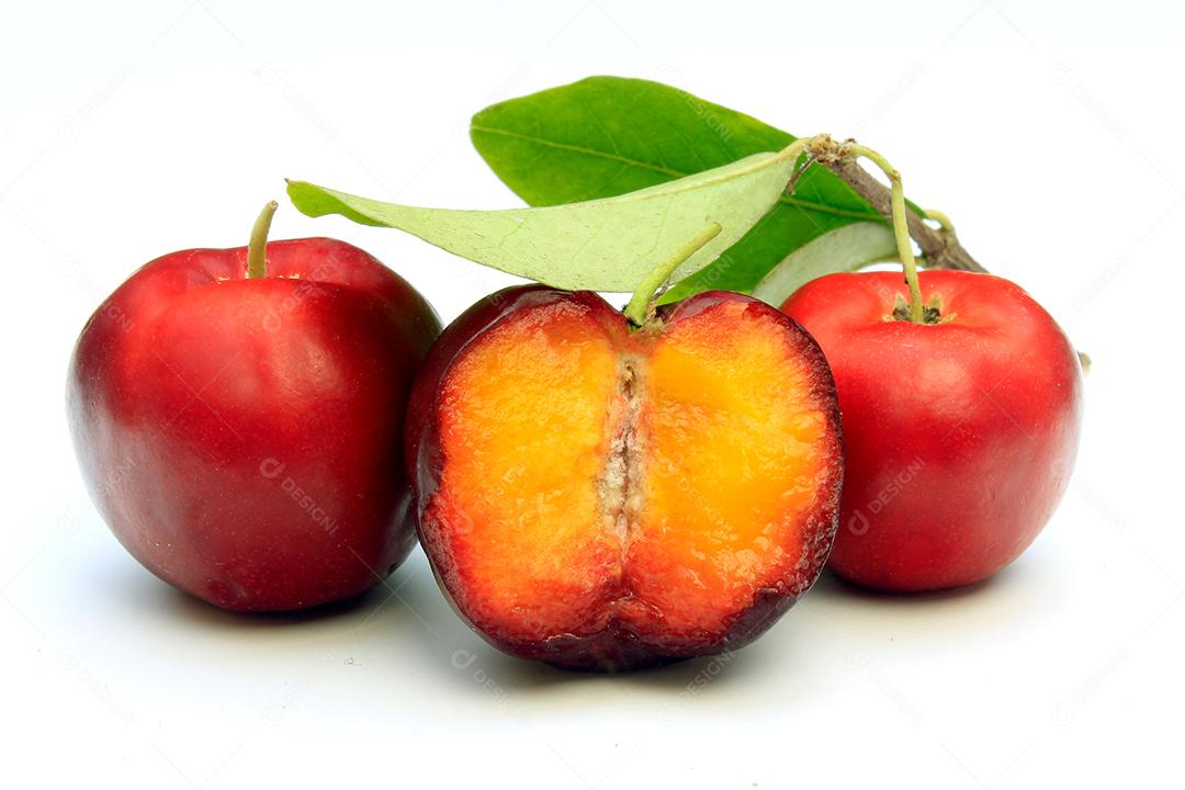 Acerolas orgânicas frescas com folhas verdes, inteiras e fatiadas, isoladas no fundo branco com traçado de recorte. Frutas antioxidantes