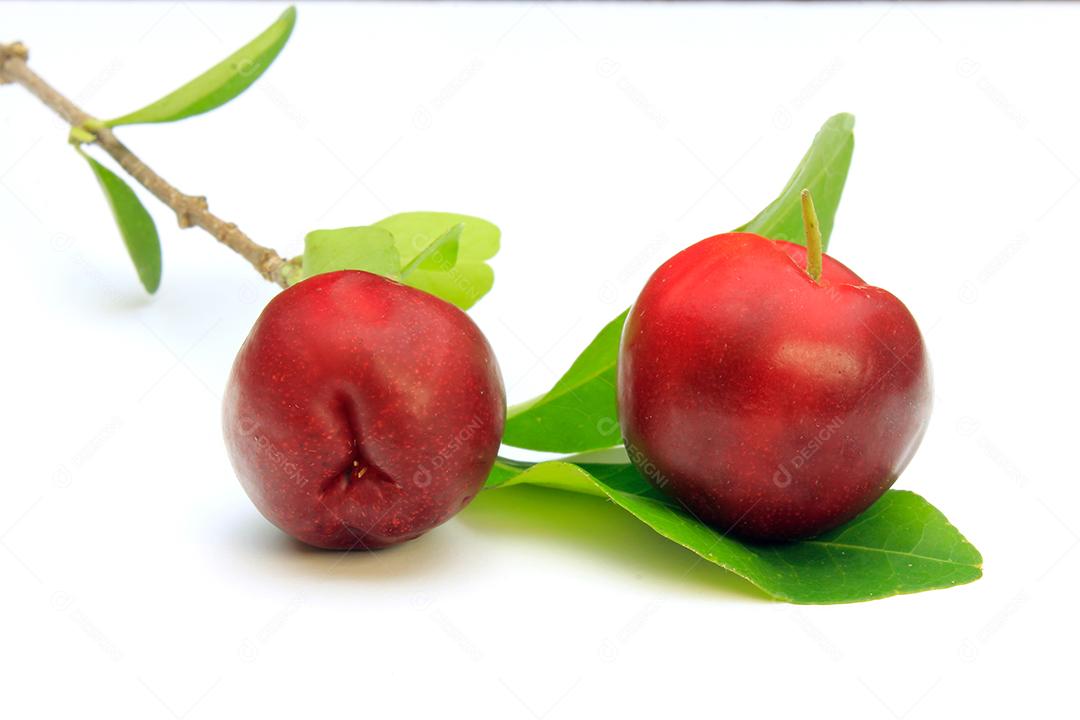 dois de acerola orgânica fresca com folhas verdes, isoladas no fundo branco com traçado de recorte. Frutas antioxidantes