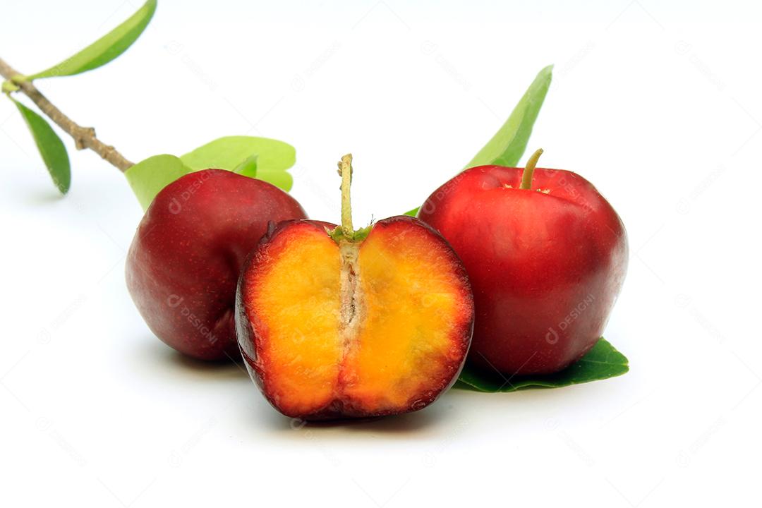 Acerolas orgânicas frescas com folhas verdes, inteiras e fatiadas, isoladas no fundo branco com traçado de recorte. Frutas antioxidantes