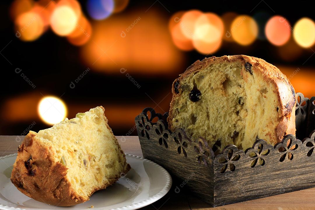 Panetone dentro da caixa na mesa de madeira com luzes de fundo