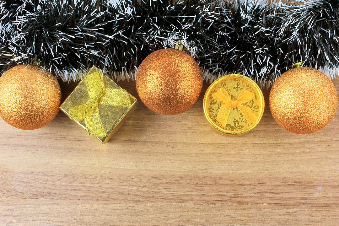 Decoração de natal com bolas e presentes