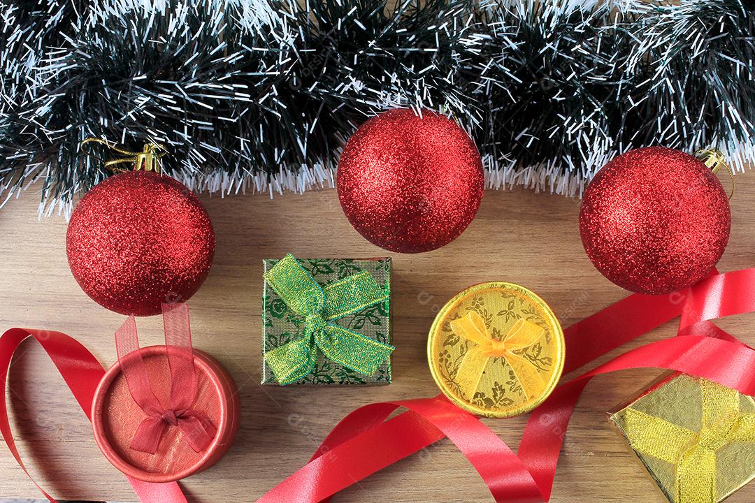 fundo de madeira decoração de natal com bolas e presentes