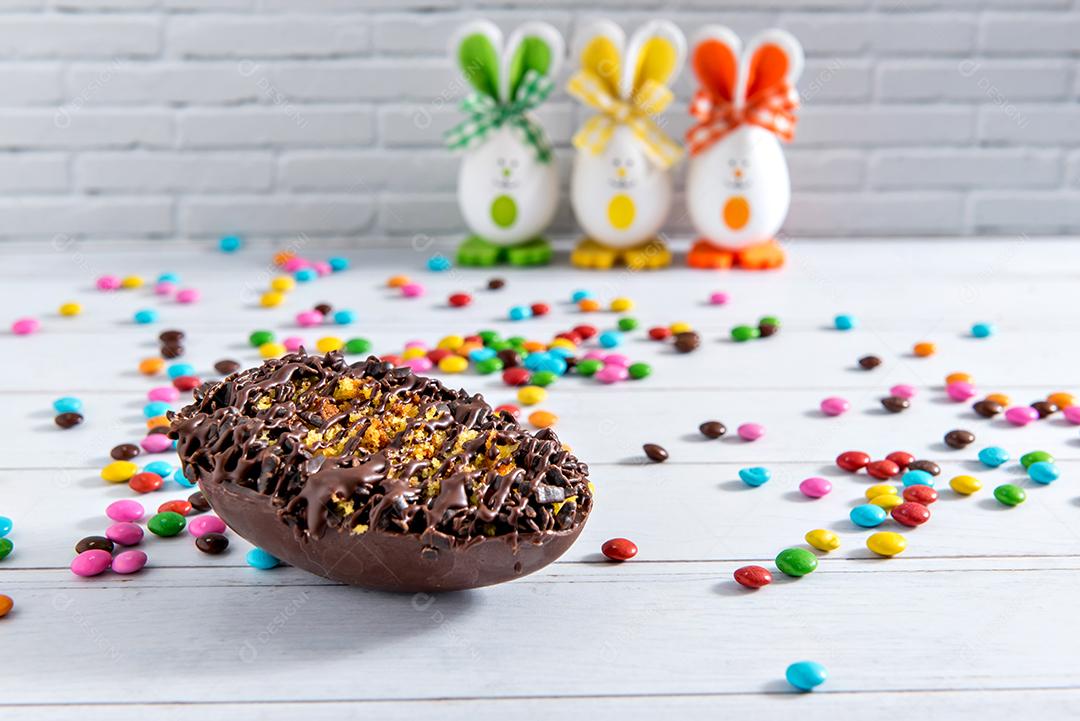 Conceito de páscoa, ovos de páscoa cheios de chocolate no foco seletivo de fundo de páscoa