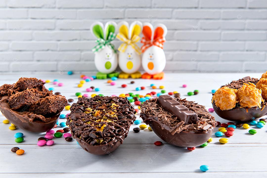 Conceito de páscoa, ovos de páscoa cheios de chocolate no foco seletivo de fundo de páscoa