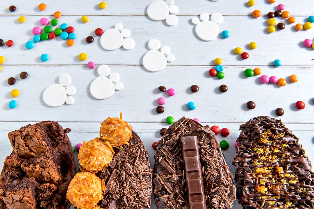 Conceito de páscoa, ovos de páscoa cheios de chocolate em fundo branco com confete