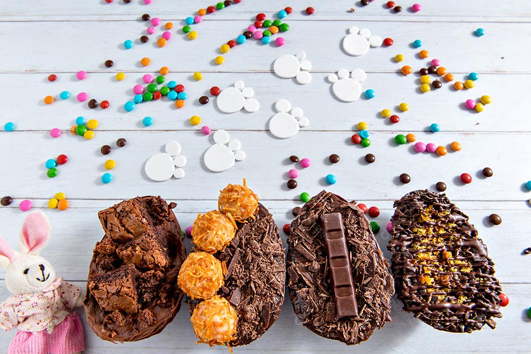 Conceito de páscoa, ovos de páscoa cheios de chocolate em fundo branco com confete