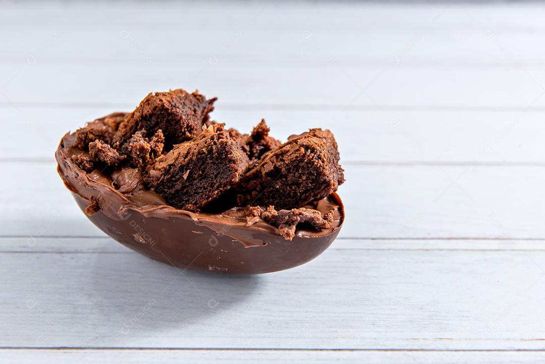 Ovo de Páscoa recheado com chocolate e brownie