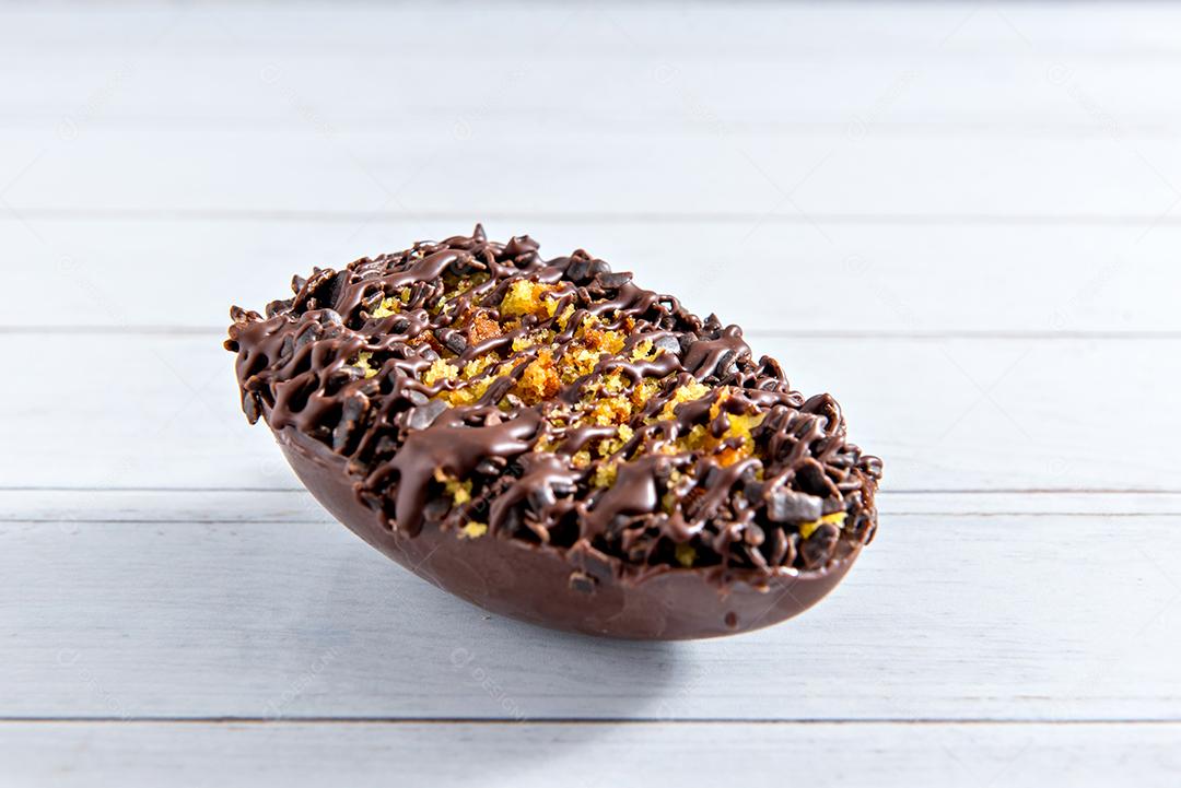 Ovo de Páscoa recheado com bolo de chocolate e cenoura