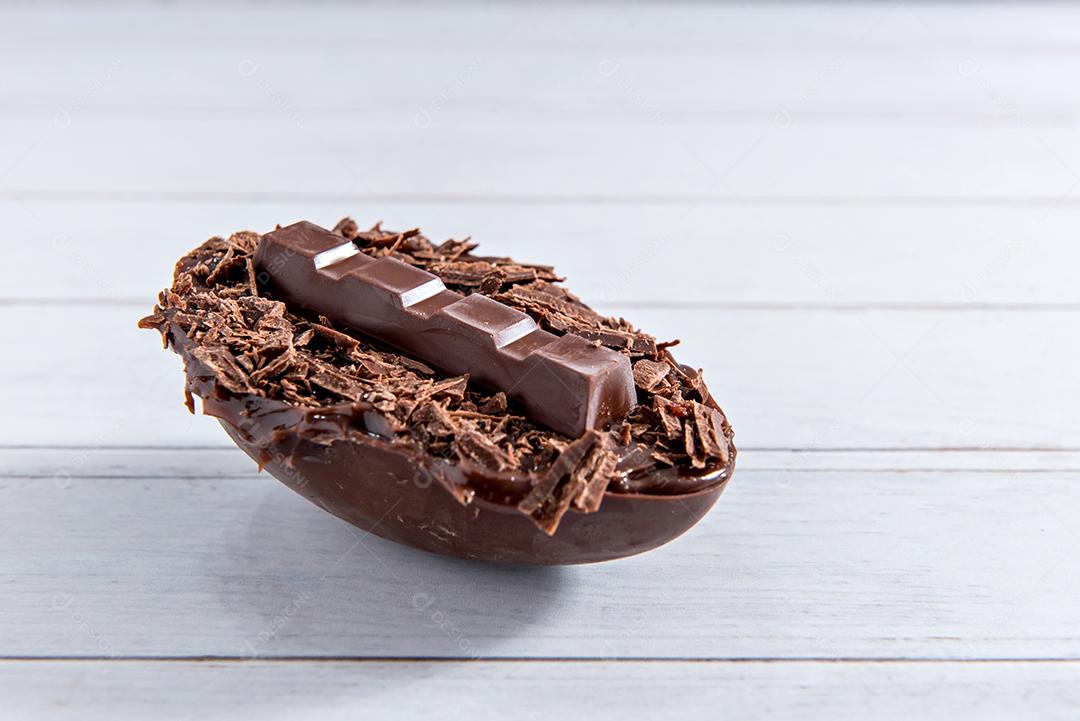 Ovo de Páscoa recheado com chocolate e morango