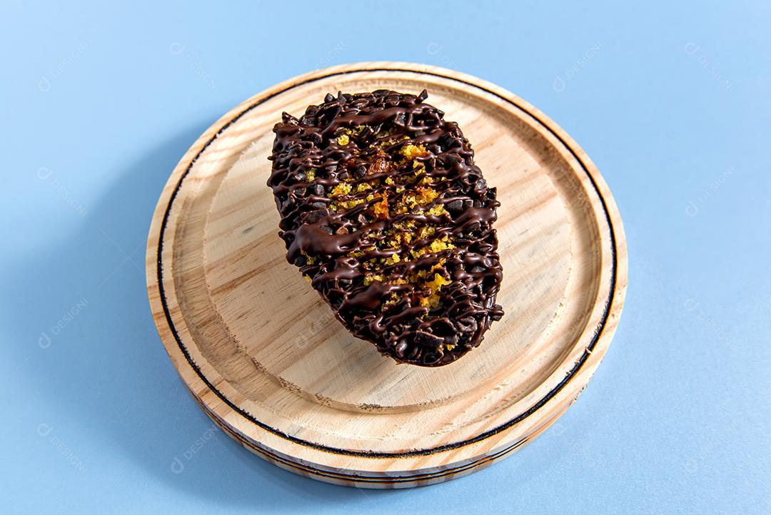 Ovo de páscoa cheio de chocolate, conceito de páscoa em fundo azul