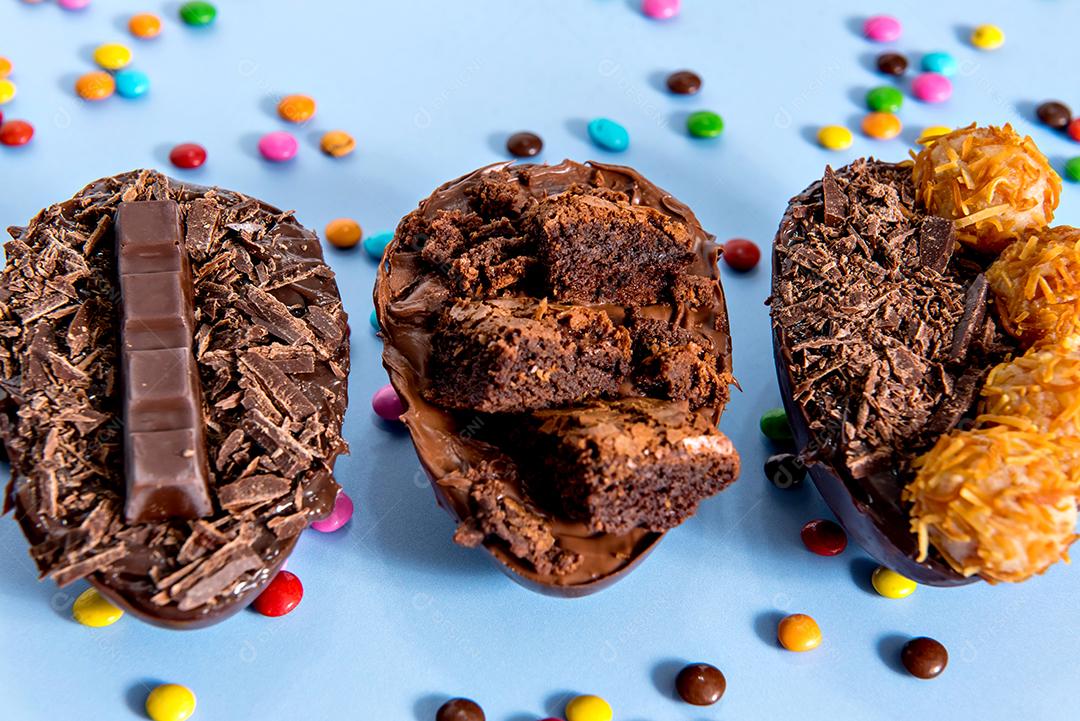Ovo de páscoa cheio de chocolate, conceito de páscoa em fundo azul
