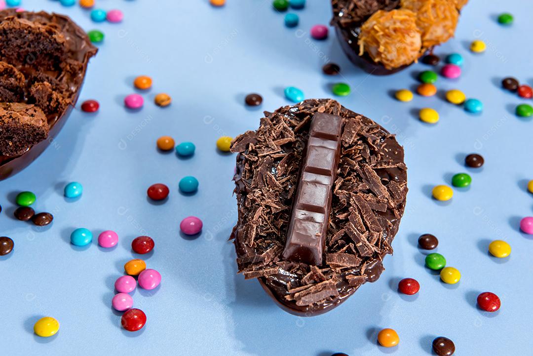 Ovo de páscoa cheio de chocolate, conceito de páscoa em fundo azul