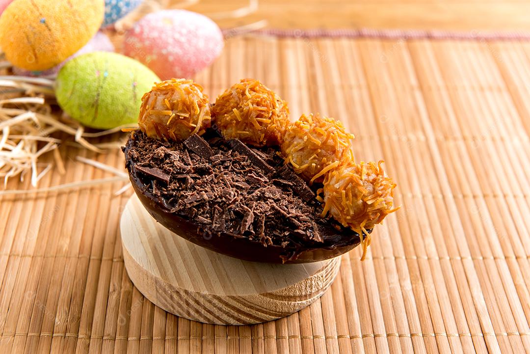 Ovos de páscoa cheios de chocolate em fundo de madeira de páscoa, conceito de páscoa