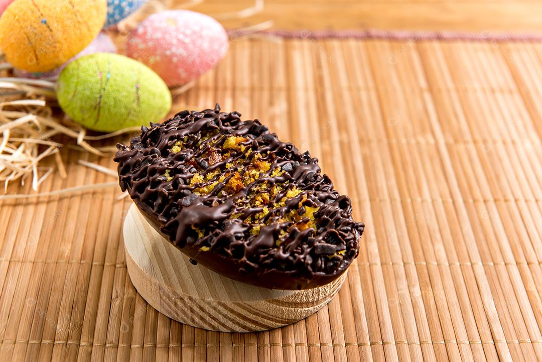 Ovos de páscoa cheios de chocolate em fundo de madeira de páscoa, conceito de páscoa