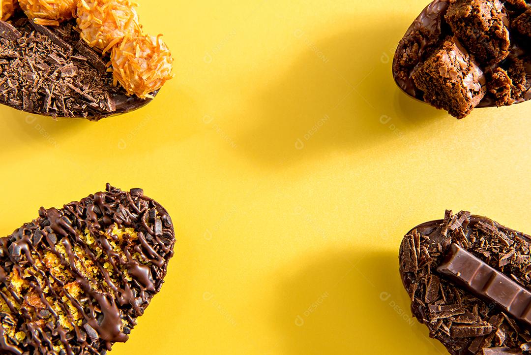 Ovos de páscoa cheios de chocolate em fundo amarelo