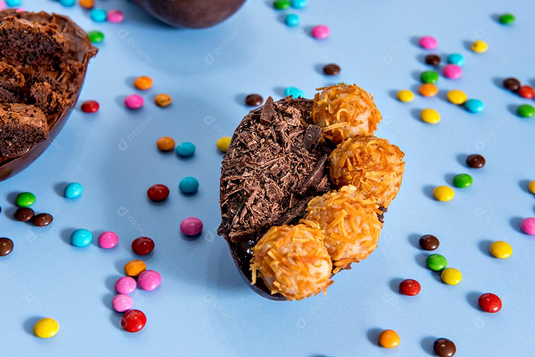 Ovo cheio de chocolate, conceito de páscoa