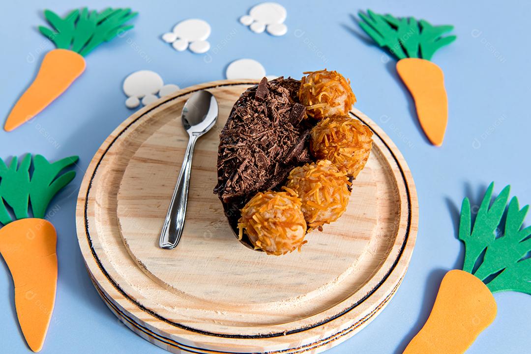 Ovo cheio de chocolate, conceito de páscoa