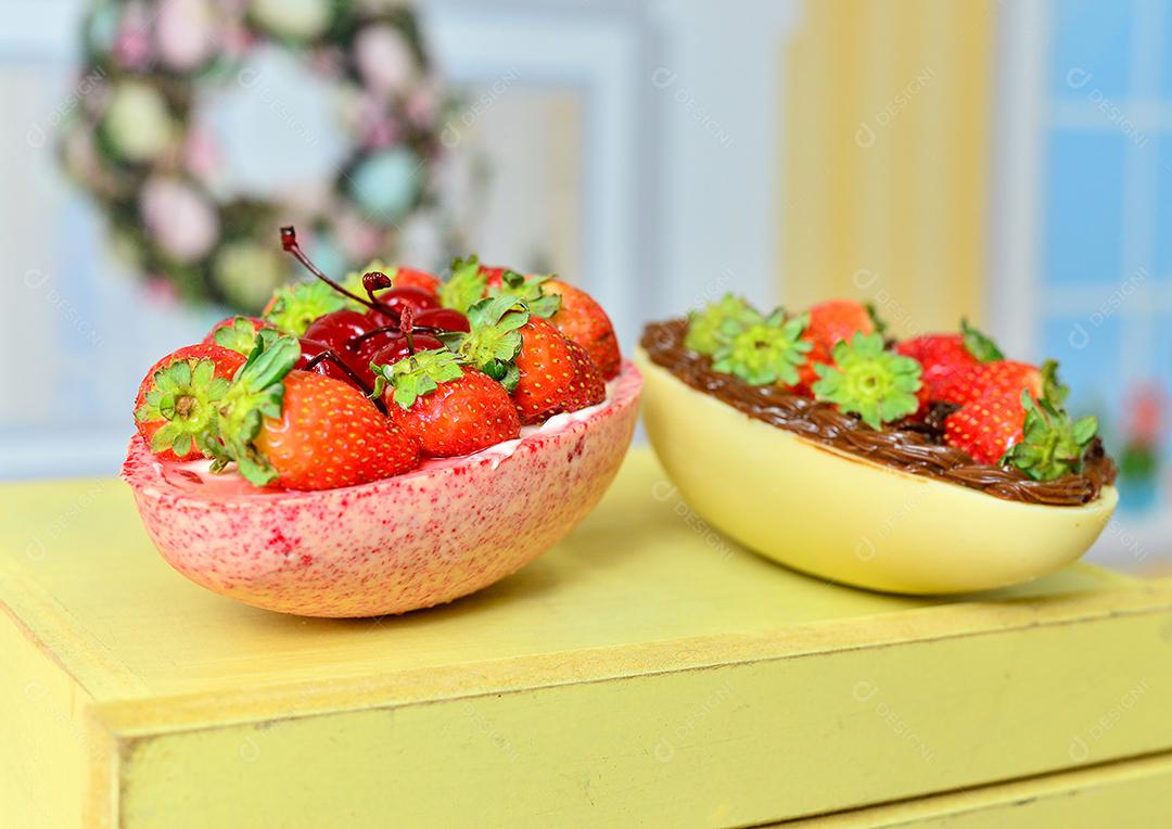 Ovo de Páscoa caseiro recheado com cereja e morango