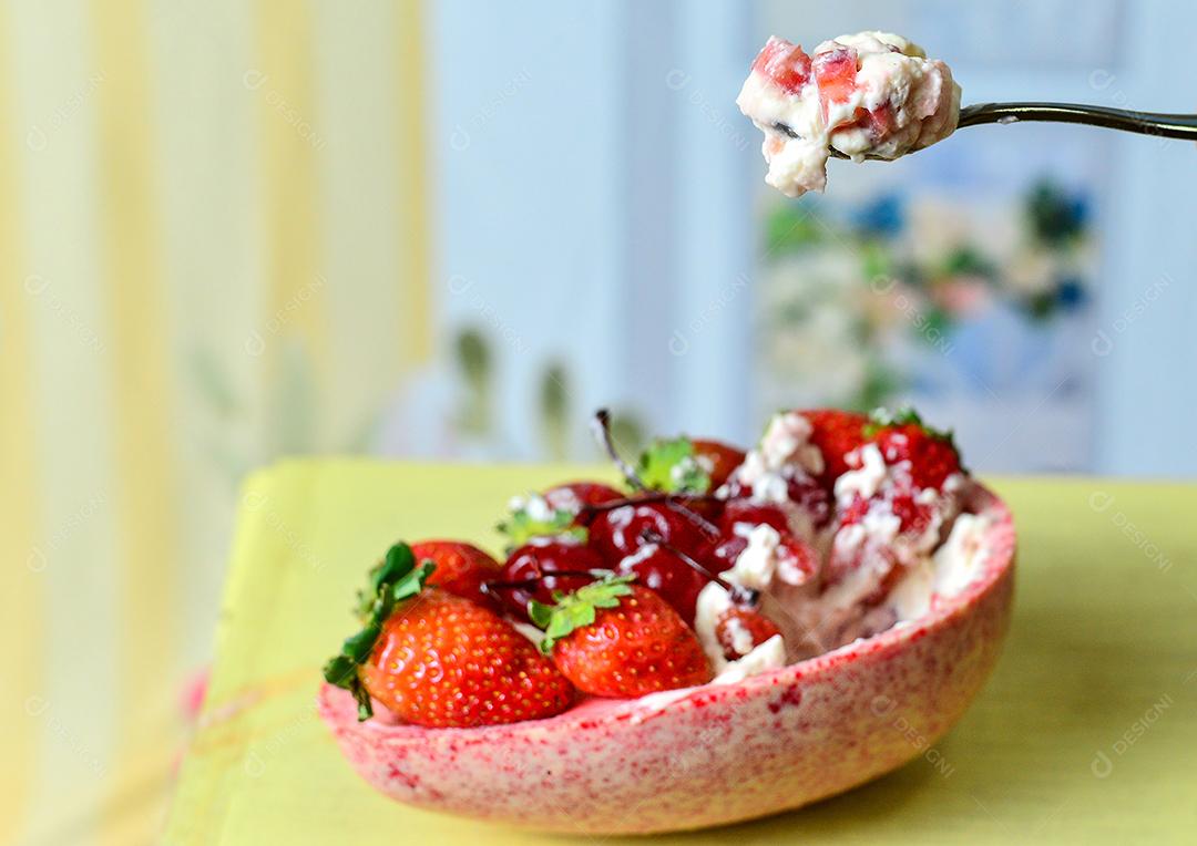 Ovo de Páscoa caseiro recheado com cereja e morango