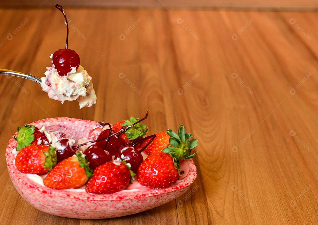 Ovo de Páscoa caseiro recheado com cereja e morango