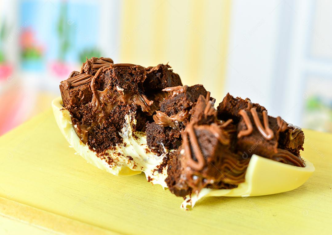 Ovo de Páscoa caseiro recheado com chocolate