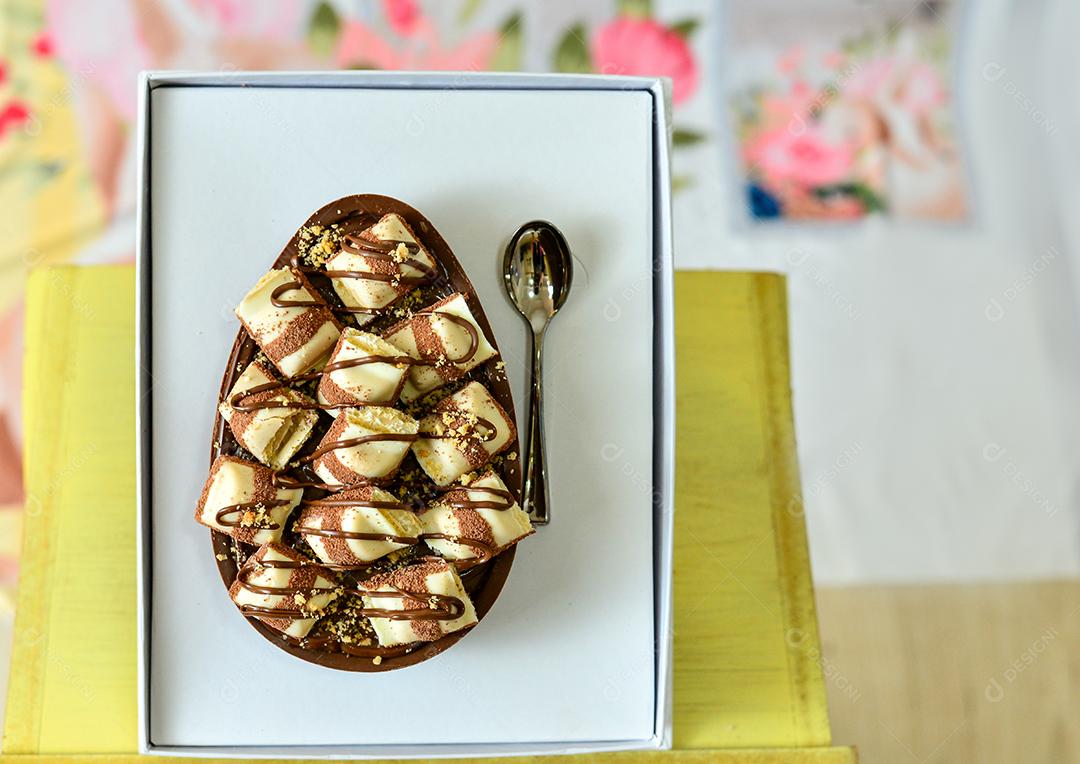Ovo de Páscoa caseiro recheado com chocolate