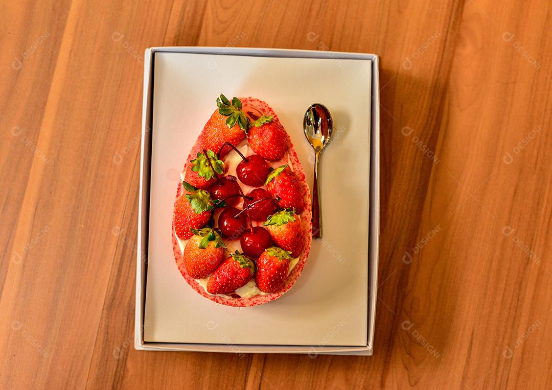 Ovo de Páscoa caseiro recheado com chocolate e morango