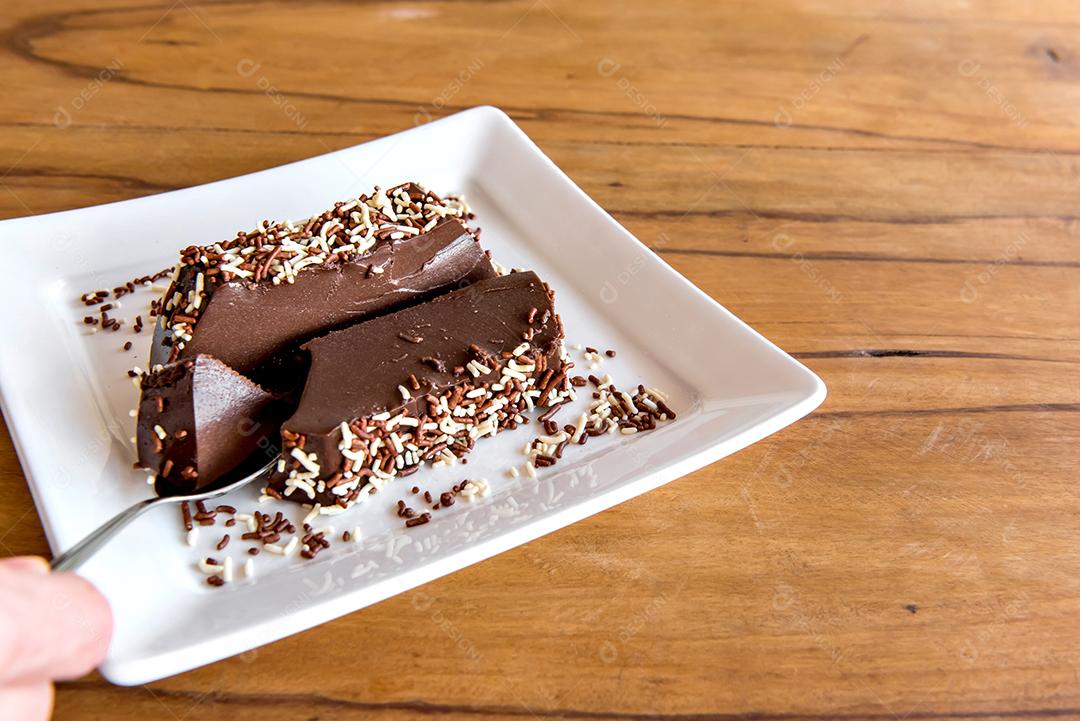 pudim de chocolate com granulado, colher com deliciosa sobremesa de chocolate
