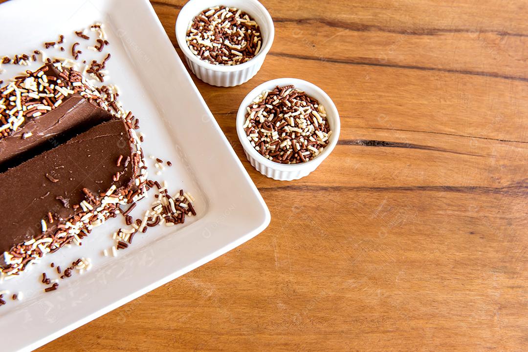 Pudim de chocolate com granulado, deliciosa sobremesa de chocolate na mesa de madeira