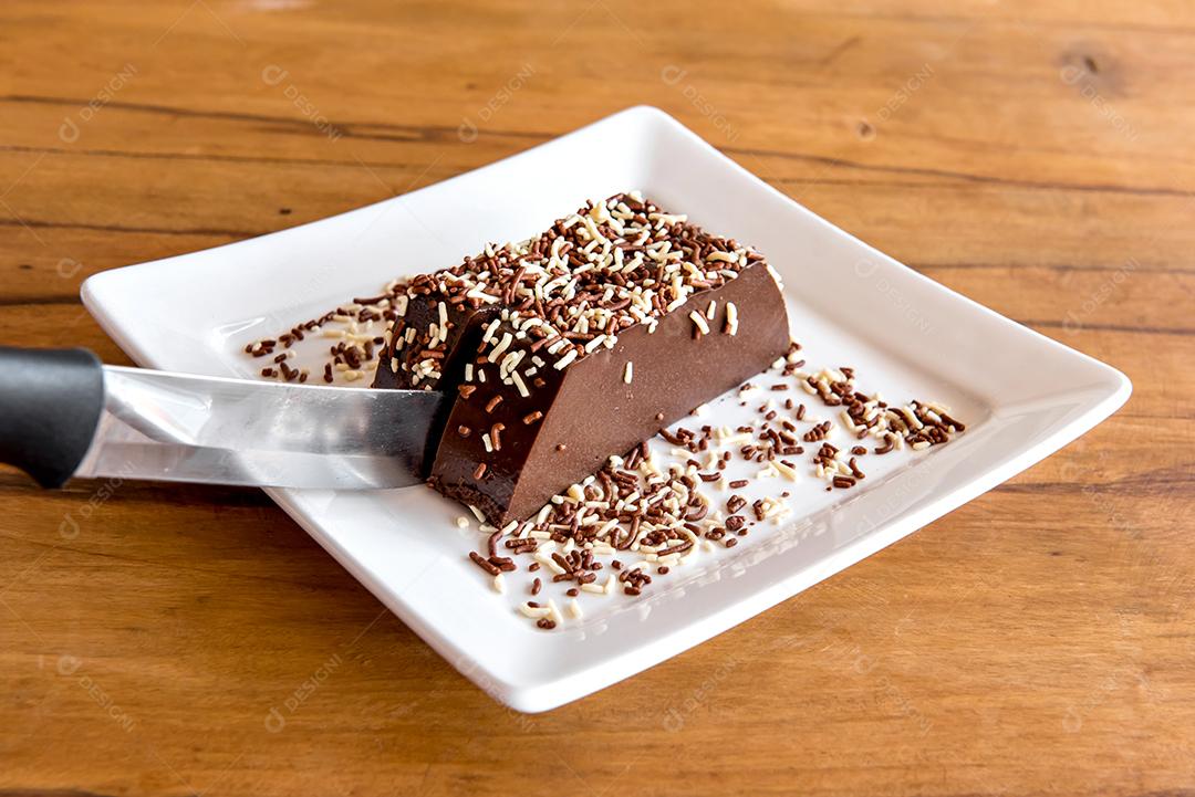 Pudim de chocolate com granulado, deliciosa sobremesa de chocolate na mesa de madeira