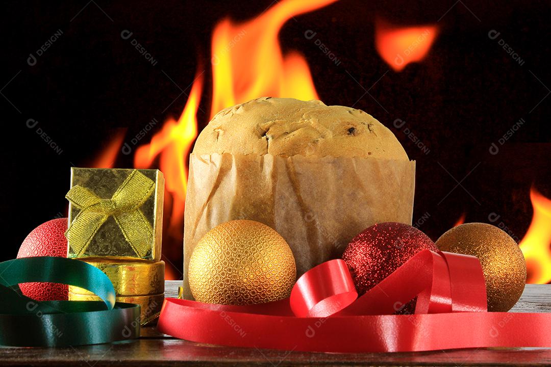 Panetone comida decorativa na mesa de madeira com luzes desfocadas no fundo