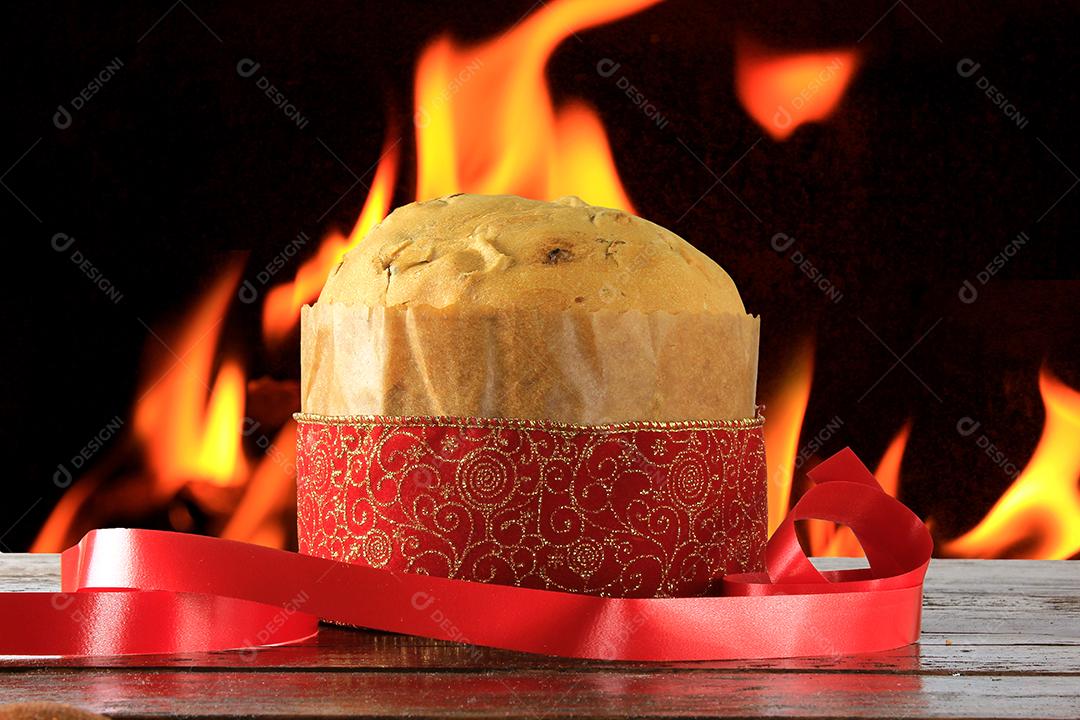 panetone, comida decorativa, na mesa de madeira, luzes desfocadas no fundo, vista frontal