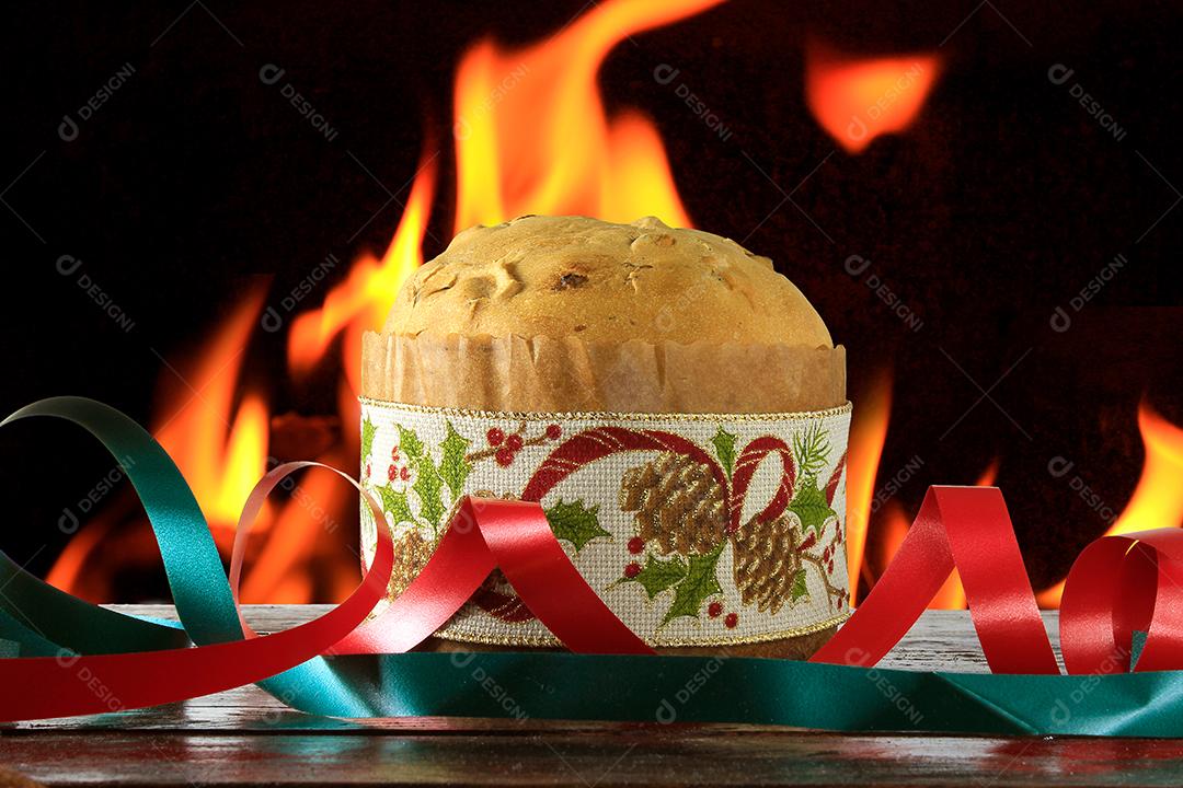 panetone, comida decorativa, na mesa de madeira, luzes desfocadas no fundo, vista frontal