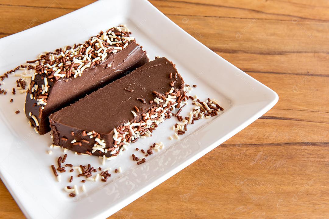 Pudim de chocolate com granulado, deliciosa sobremesa de chocolate na mesa de madeira