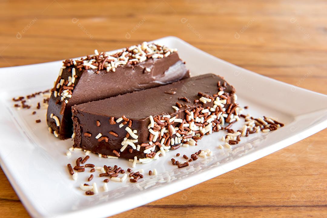 Pudim de chocolate com granulado, deliciosa sobremesa de chocolate na mesa de madeira
