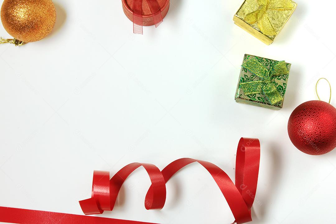 ornamentação e moldura de composição de decoração de natal com fundo branco