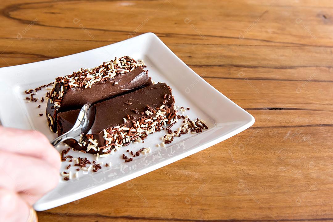 Pudim de chocolate com granulado, deliciosa sobremesa de chocolate na mesa de madeira