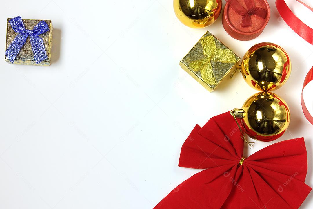 ornamentação e moldura de composição de decoração de natal com fundo branco