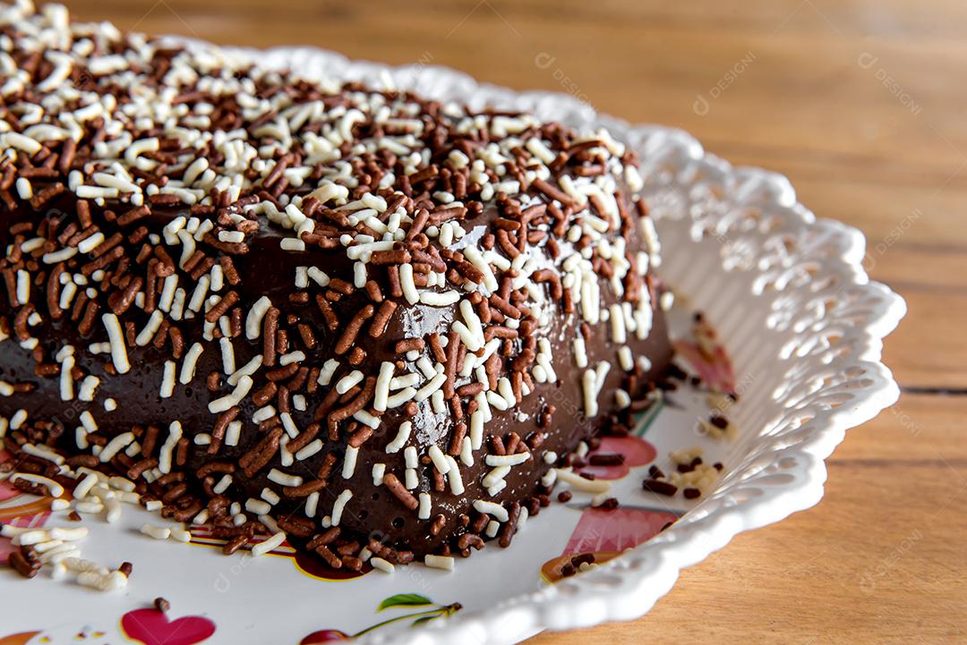 Pudim de chocolate com granulado, deliciosa sobremesa de chocolate na mesa de madeira