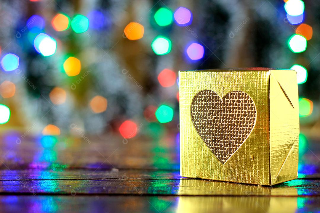 caixas de presente na mesa de madeira, decoração de natal, luzes desfocadas no fundo