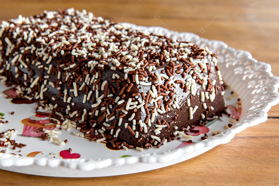 Pudim de chocolate com granulado, deliciosa sobremesa de chocolate na mesa de madeira