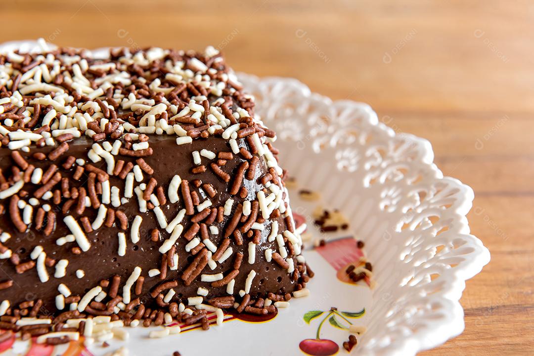 Pudim de chocolate com granulado, deliciosa sobremesa de chocolate na mesa de madeira